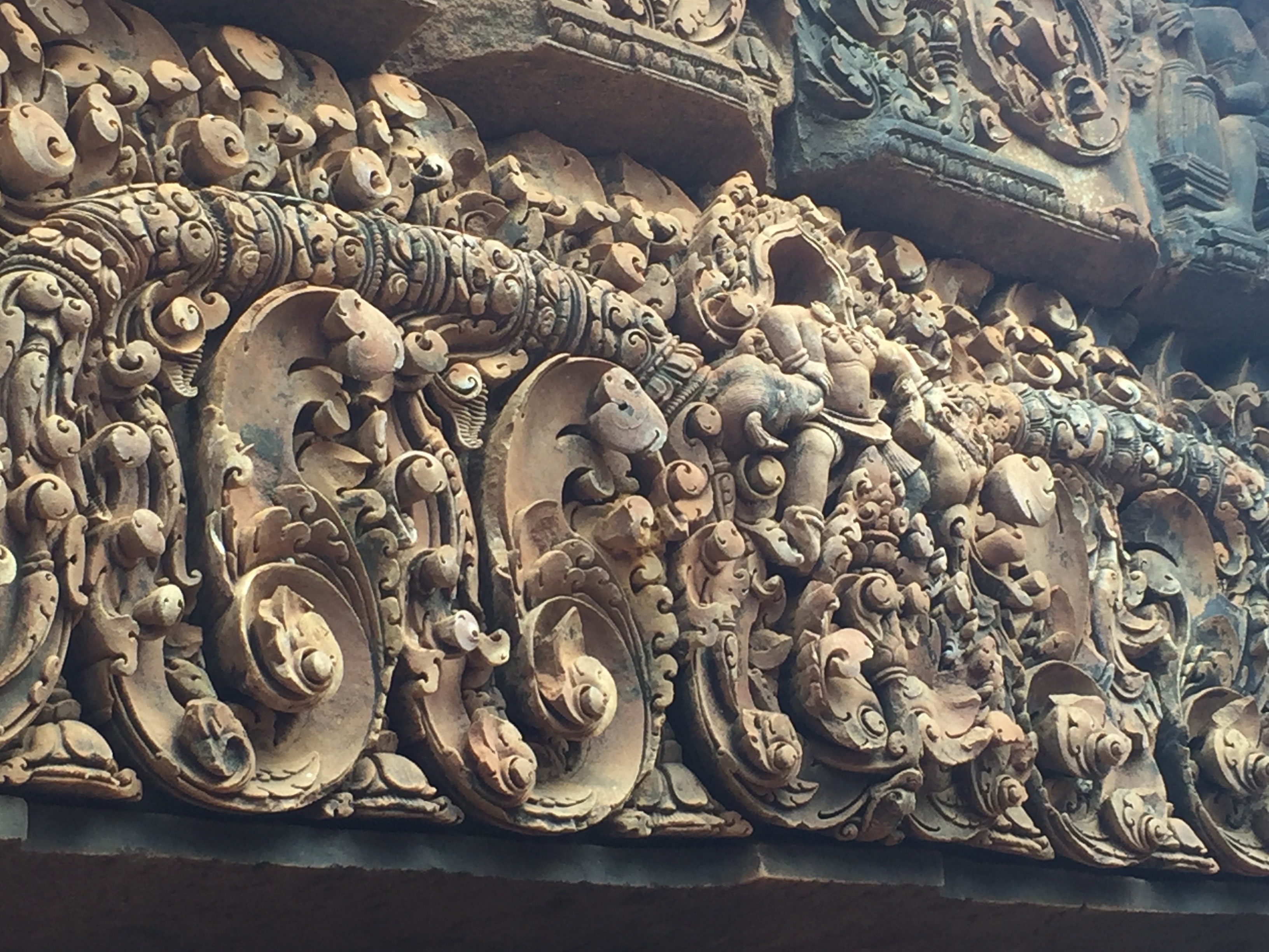 Ornamentale Steinmetzkunst der Tempelanlage Banteay Srei, Nahaufnahme Ornamentale Steinmetzkunst der Tempelanlage Banteay Srei, Nahaufnahme