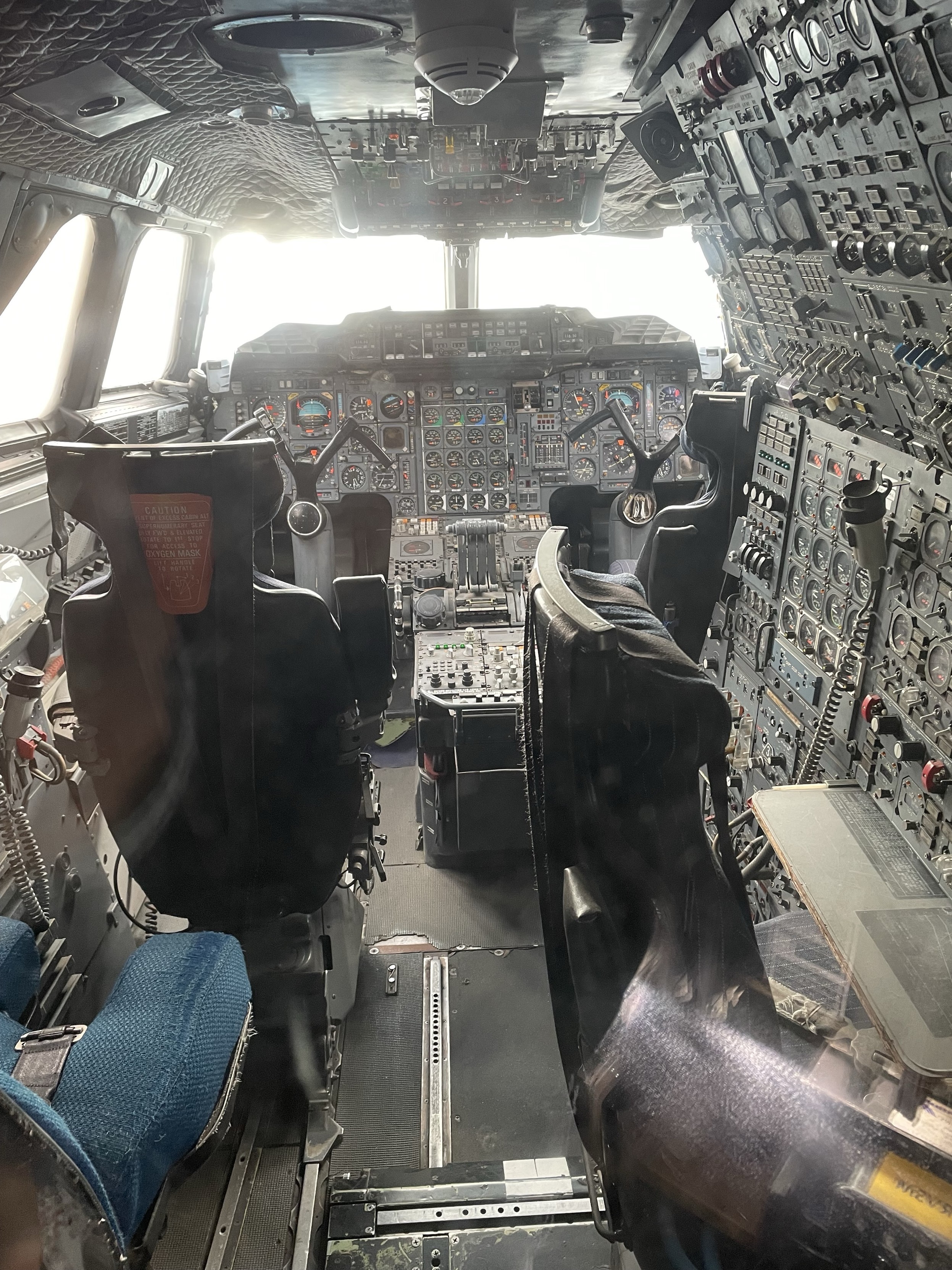 Innenansicht des Cockpits einer Concorde, zu sehen sind die umgekehrt w-förmigen Steuerhörner, die Sitze der Piloten und des Navigators und rundherum Gazillionen von analogen Anzeigen, Knöpfen und Schaltern. Innenansicht des Cockpits einer Concorde, zu sehen sind die umgekehrt w-förmigen Steuerhörner, die Sitze der Piloten und des Navigators und rundherum Gazillionen von analogen Anzeigen, Knöpfen und Schaltern.